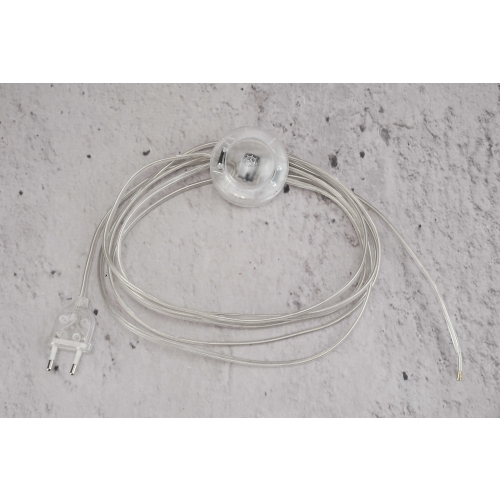 bezbarwny kabel z wtyczką i przełącznikiem